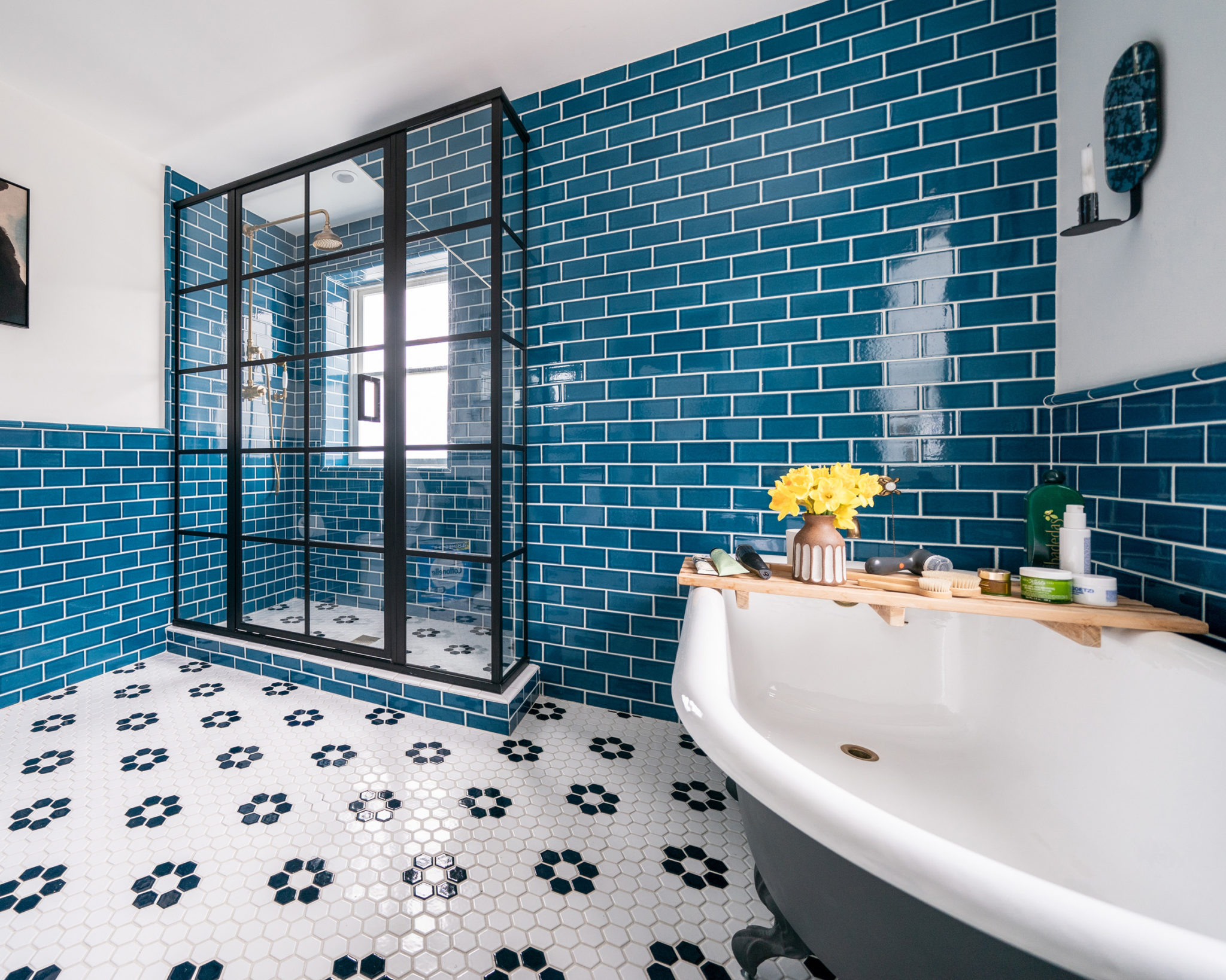 Baño moderno con azulejos azules